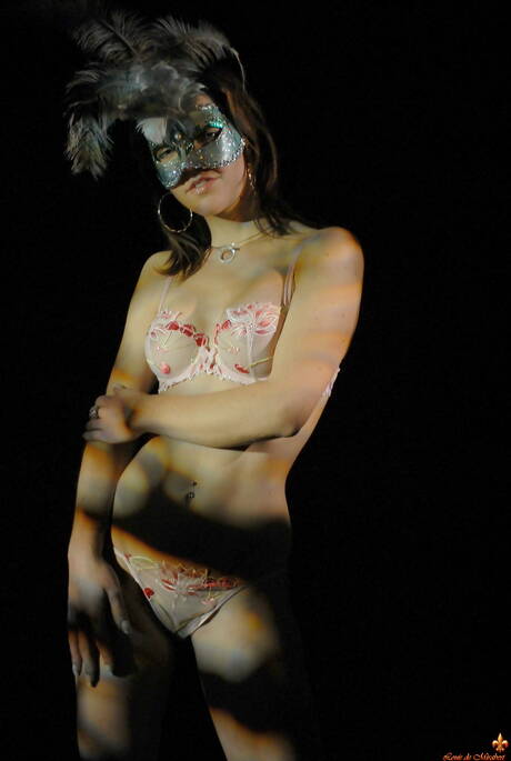 Louis De Mirabert offers a free pic gallery with Softeyes unveiling amazing shape